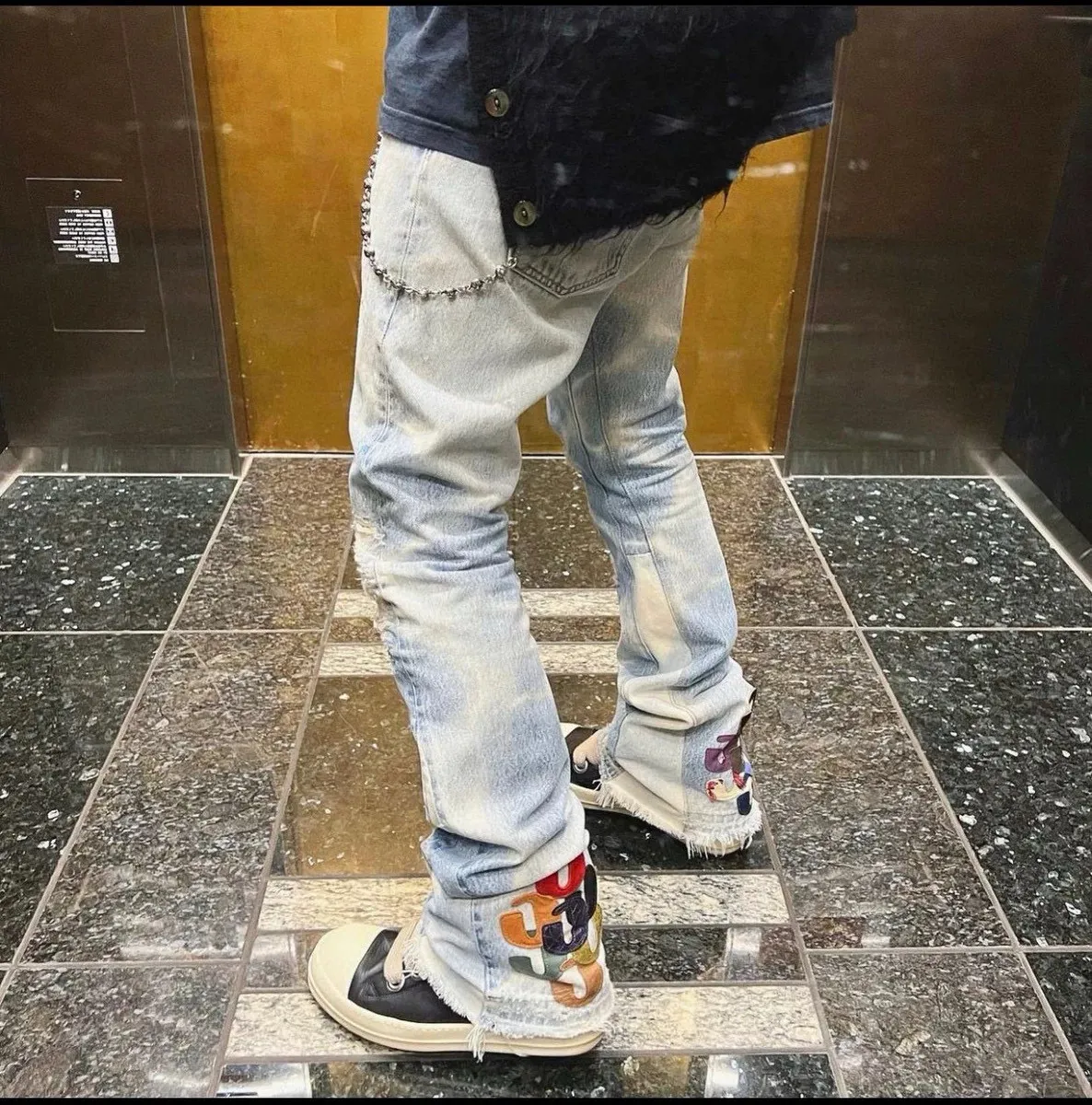 -Size upper body P240#G66 GALLERY DEPT. Denim spliced ​​with all-over printed leather ripped bell-bottoms, washed and distressed jeans. GALLERY is attracted by these bell-bottoms. Whether it is a reset of Carhartt or Levis, they all create a strong brand style. Since these pants are modified from rare vintage, the production capacity is limited. Therefore, after many icons wore them, these pants were once hard to find. Later, perhaps due to the improvement of GD's business in the past two years and the expansion of production lines, the brand itself lowered the price, so I can't wait any longer for these pants this year and will definitely buy them. During the process of the denim washing plant, the owner of the washing plant helped introduce a boss who had worked for Levi's foundry and started his own business. This also paved the way for the following styles. Therefore, Levi's remodeled single product for the base plate is really familiar. Whether it is the fabrics supplied or the lathes used in production, there is nothing to choose from. -Color: blue -Size: S-XXL (corresponding to 28-36)